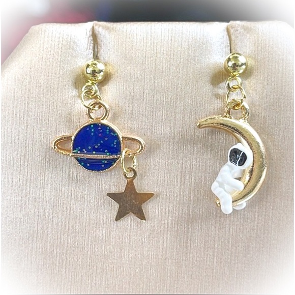 💕Super Cute Mixed Metals Planet & Astronaut Fashion Earrings💕 - Picture 1 of 6
